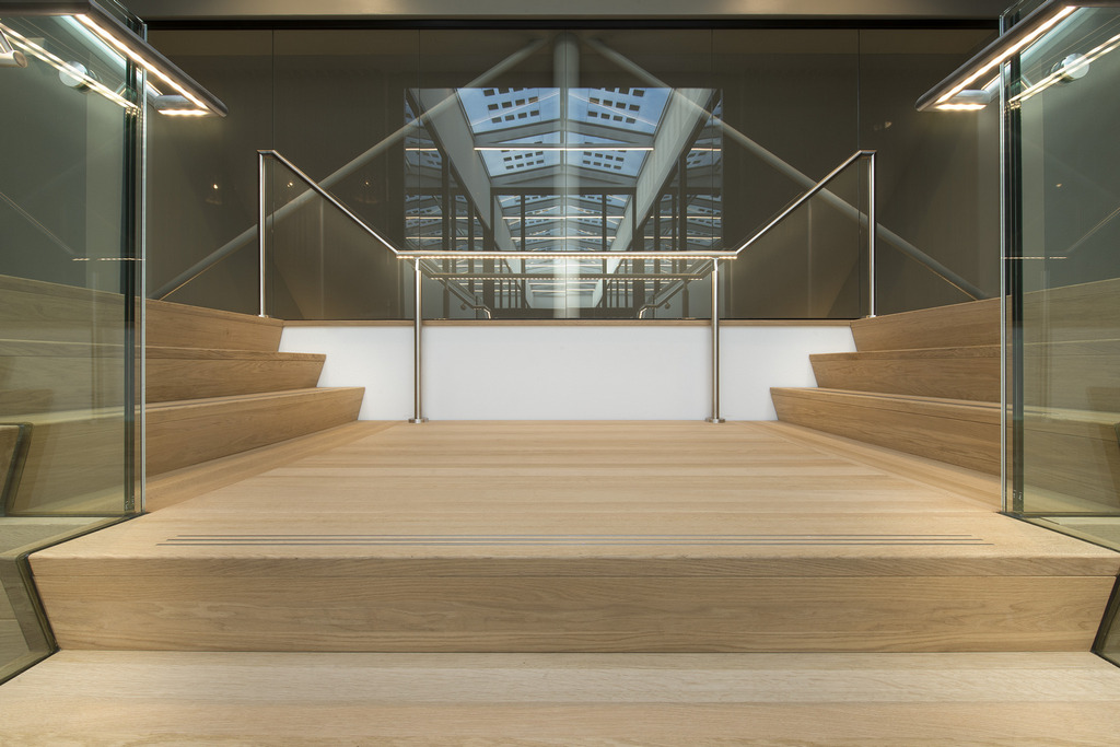 De ledleuningen van ILLUNOX toegepast bij het Huis van de Gemeente Wijchen langs de glazen balustrade van de centrale trap