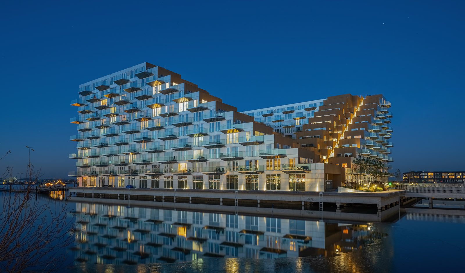 Sluishuis Amsterdam appartementen complex in het IJ in Amsterdam één van de toepassingen van trapleuning met ledverlichting op de buitentrap. De trapverlichting is functioneel en stijlvol uitgevoerd. De RVS leuningen lopen langs de beide buitentrappen in de openbare ruimte van het gebouw.