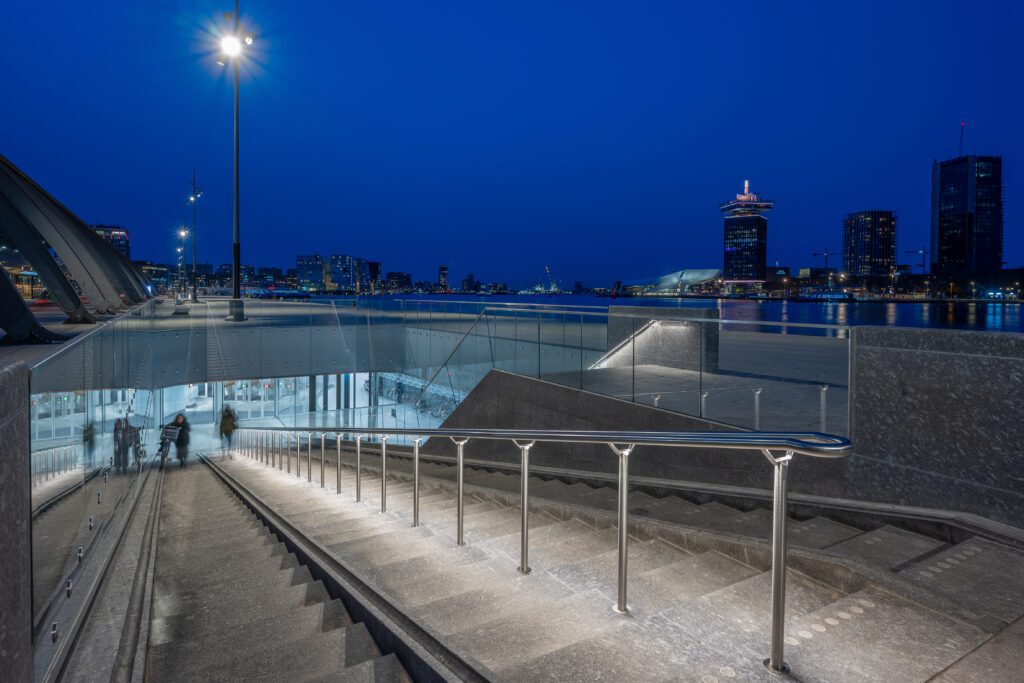 verlichte trapleuning fietsenstalling IJboulevard Amsterdam