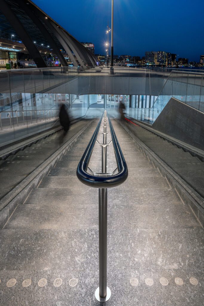 verlichte trapleuning fietsenstalling IJboulevard Amsterdam