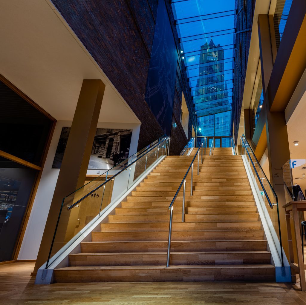 Focus Filmtheater Arnhem verlichte trapleuning binnen