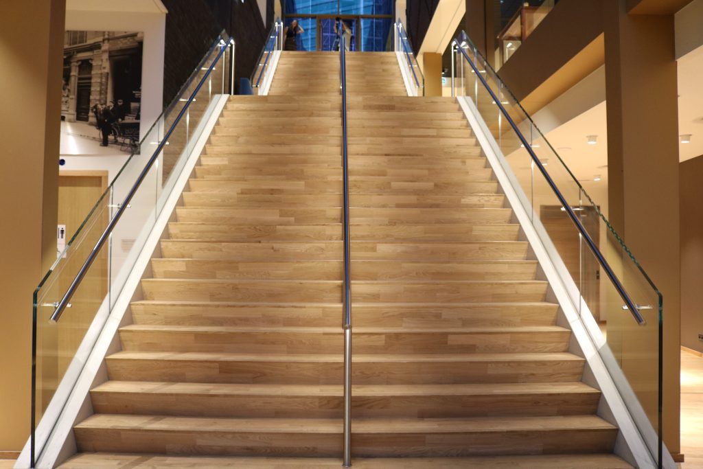 Focus Film Theater in Arnhem heeft een bijzondere trapverlichting met de ILLUNOX led hekwerken en de RVS leuningen met ledverlichting gemonteerd aan de balustrade.
