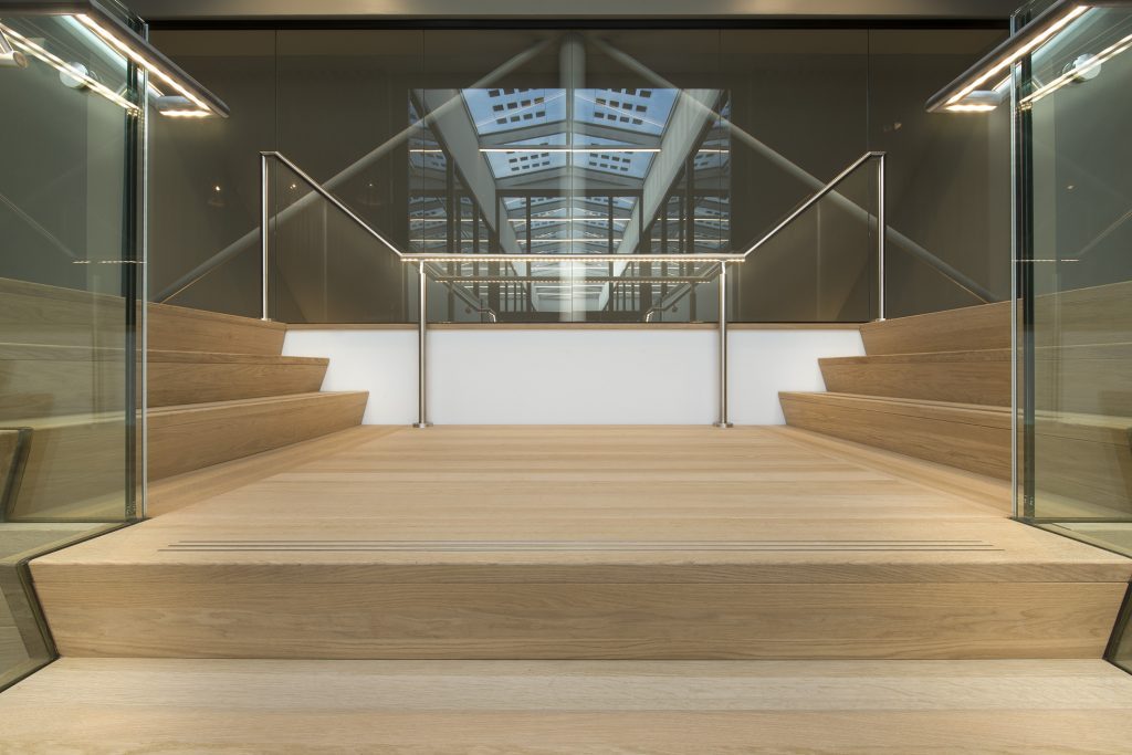 Verlichting op de trap in het Huis van de Gemeente Wijchen. De ILLUNOX leuningen zijn gemonteerd op de glazen balustrade. De trap staat in de centrale hal en is een echte eye-catcher.