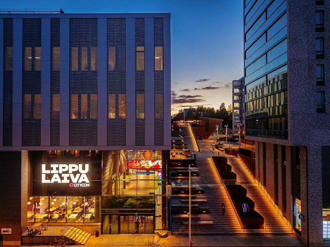 Lippulaiva shopping center Helsinki verlichte trapleuningen