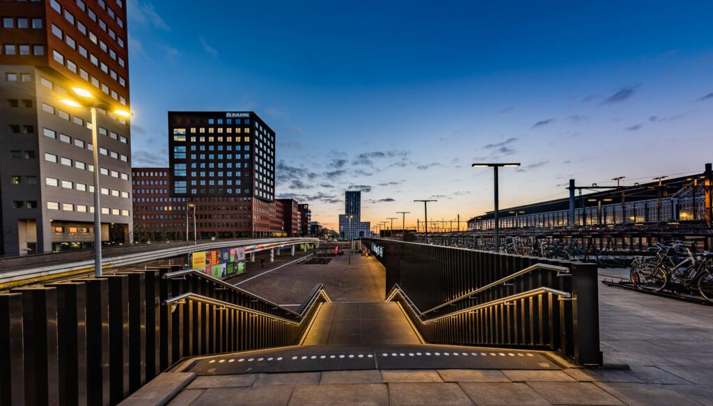 Trapleuningverlichting grote trap naar fietsenstalling