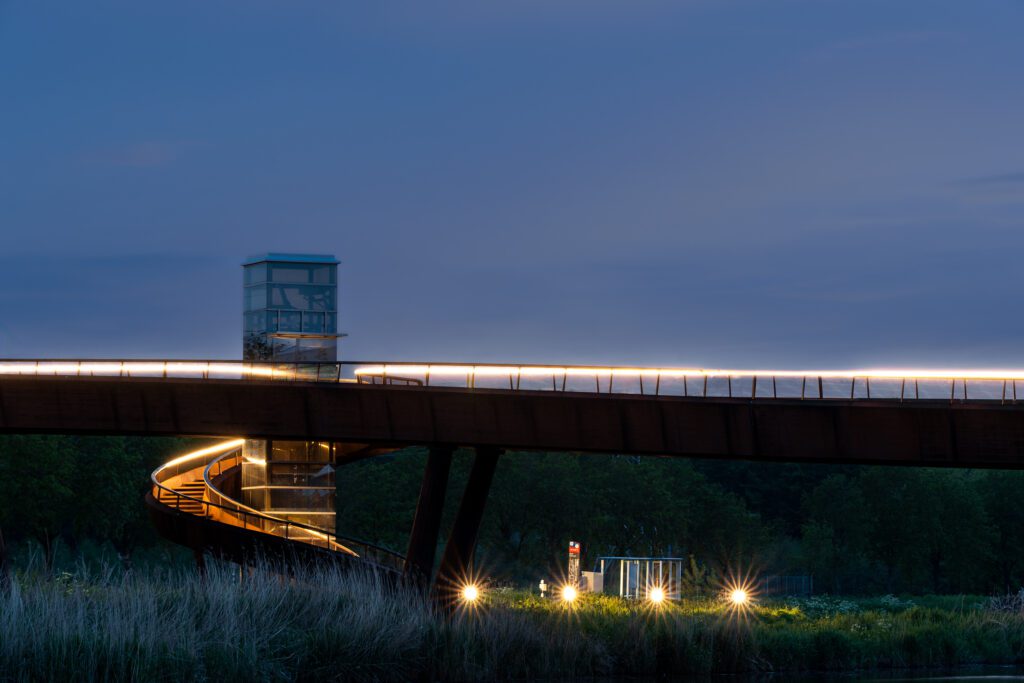 Cirkelbrug Almere zij-aanzicht verlichte leuningen