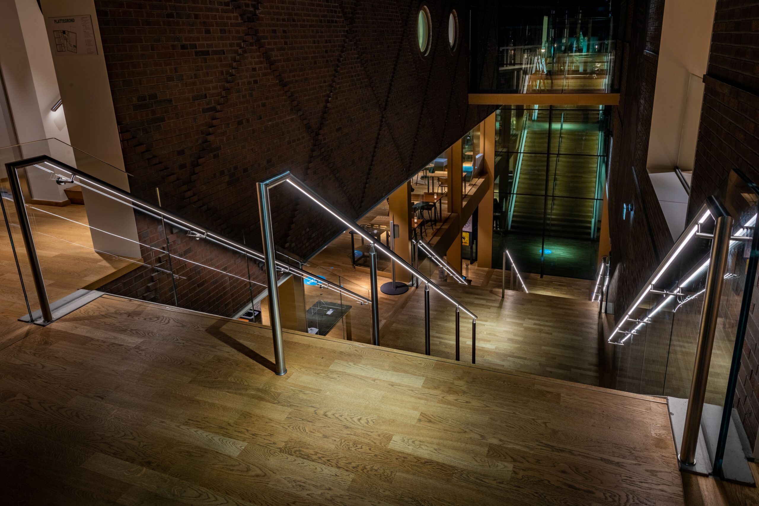 Focus Film Theater Arnhem LED handrail verlichte trap