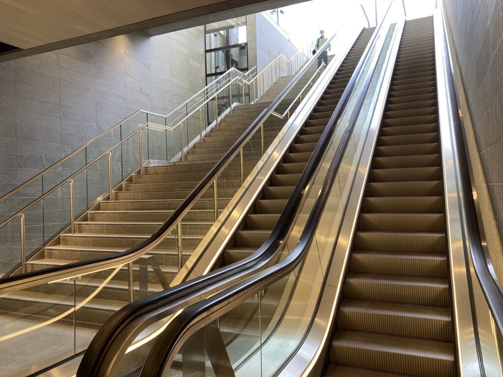 Metrostation Kopenhagen verlichte trappen in gebruik