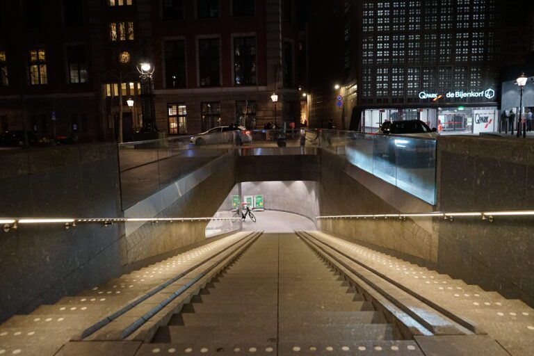 Beursplein 5 Amsterdam verlichte trapleuningen naar de fietsenstalling
