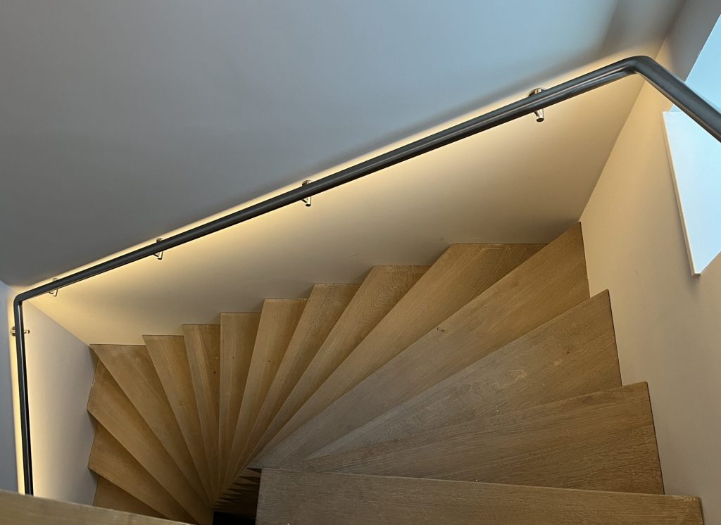 Het verlichtingseffect van een RVS trapleuning met LED-verlichting
