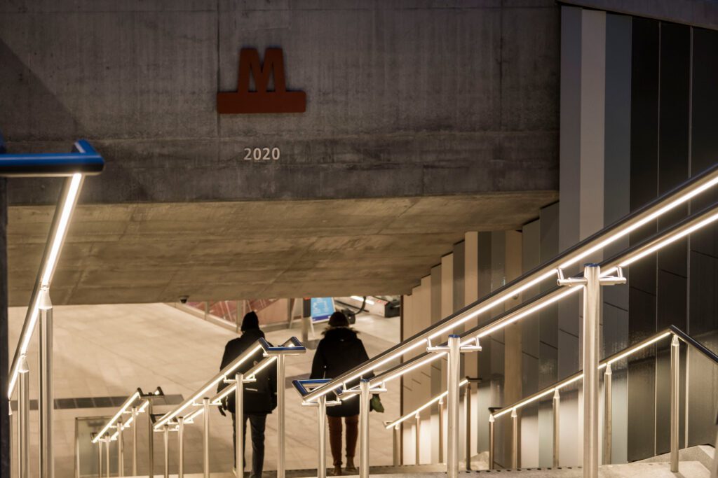 Metro Kopenhagen verlichte trapleuningen in gebruik
