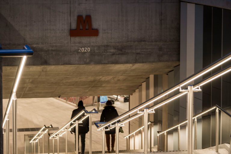 Metro Kopenhagen verlichte trapleuningen in gebruik
