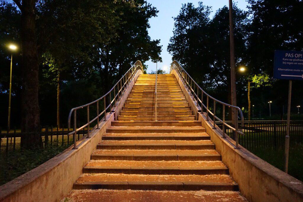 Vooraanzicht wolkatbrug ETZ Tilburg trap met ledverlichting