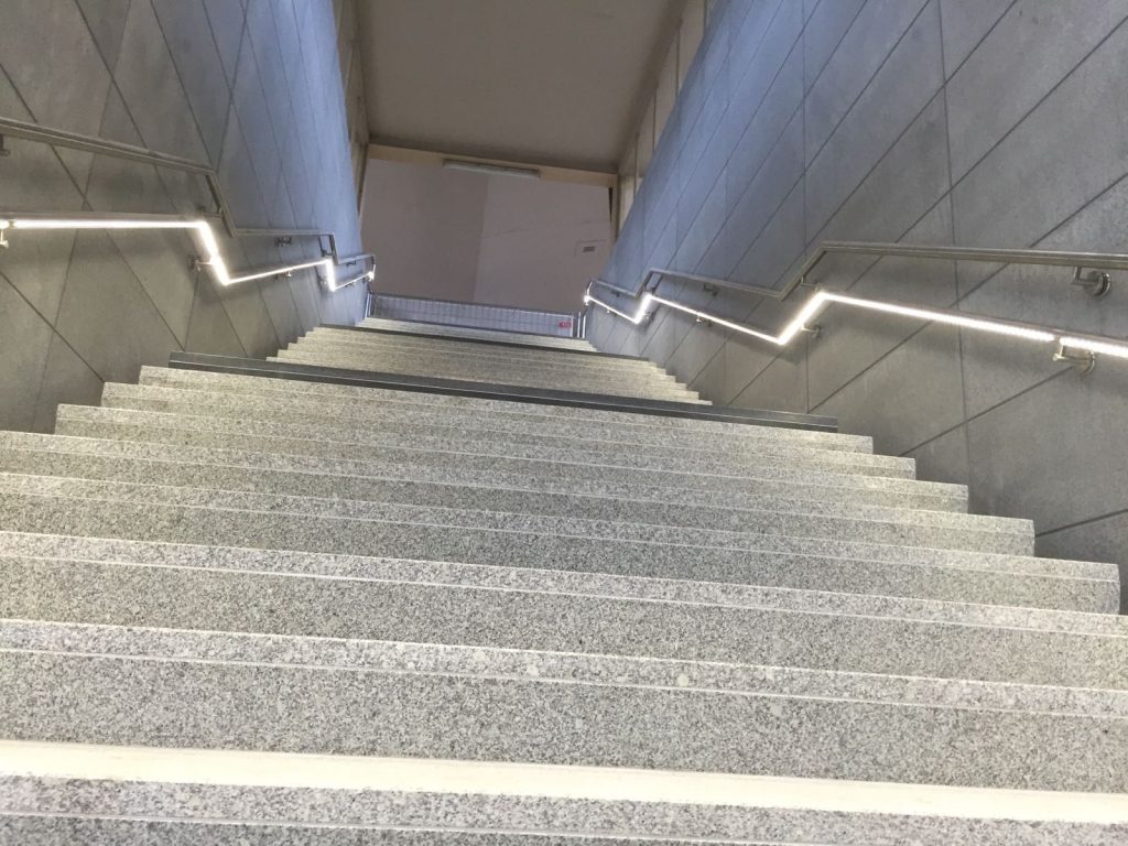 Verlichte trapleuningen station Brussel Noord