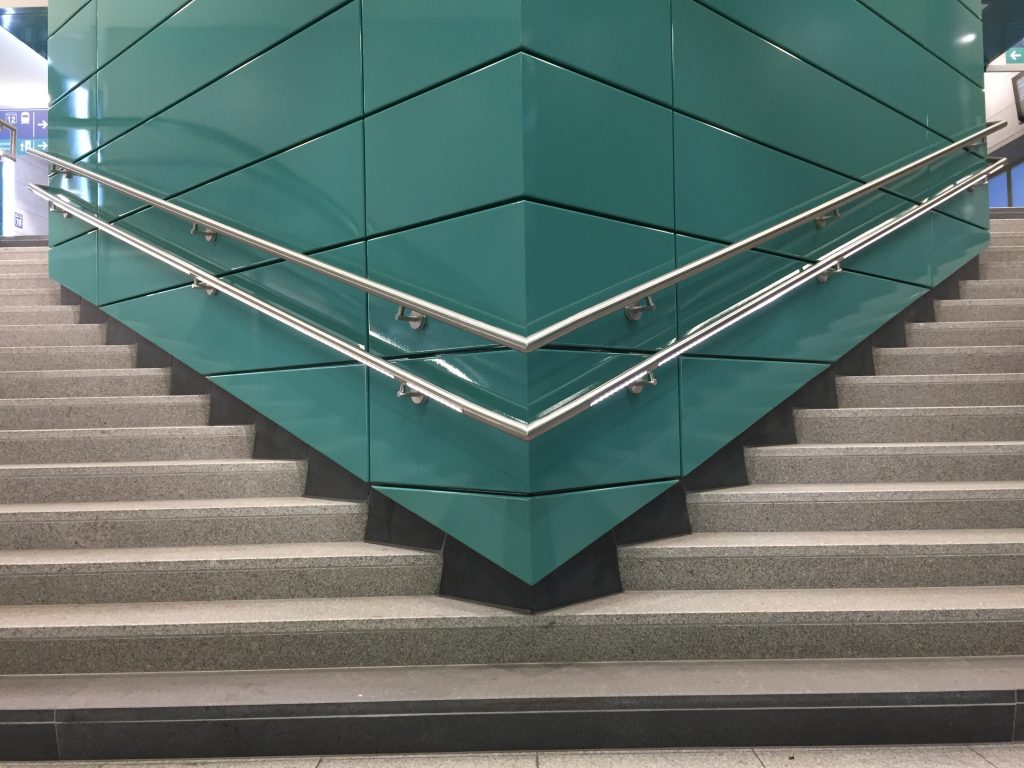 Verlichte trapleuningen station Brussel Noord